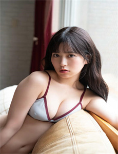 《黑客之家-娇妻4P被三个男人伺候视频》